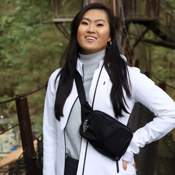 Lululemon Large 2L Everywhere Belt Bag in Black - Picture 2 of 5